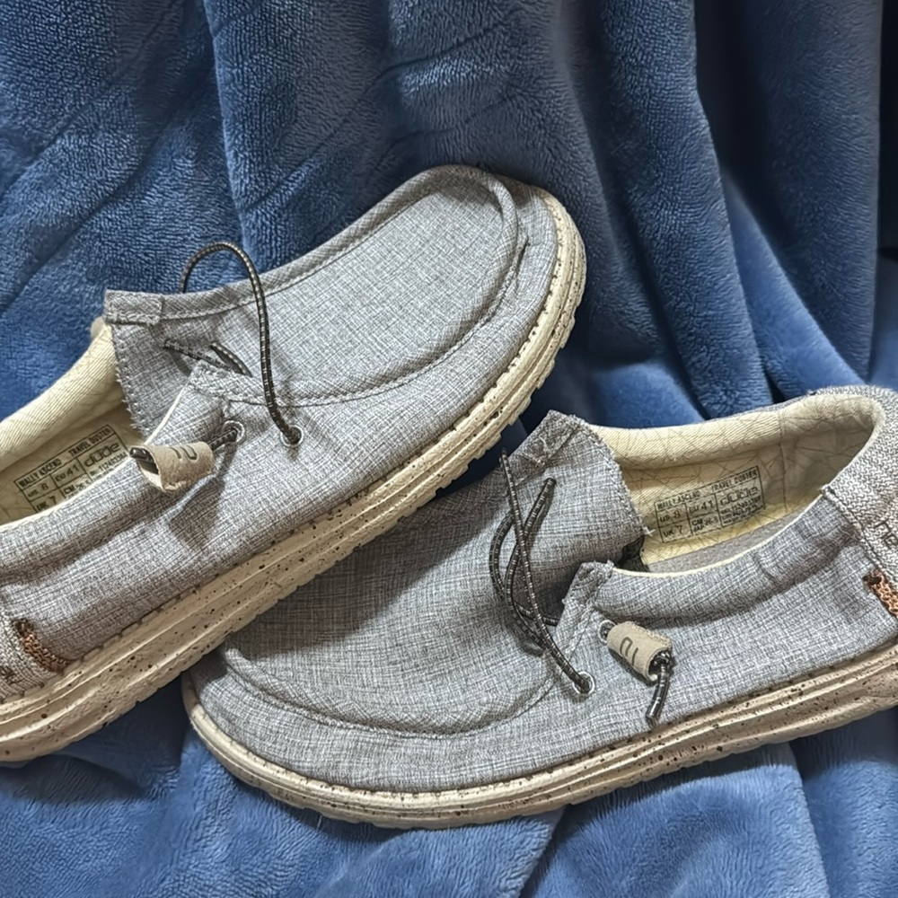 Barely worn hey dudes